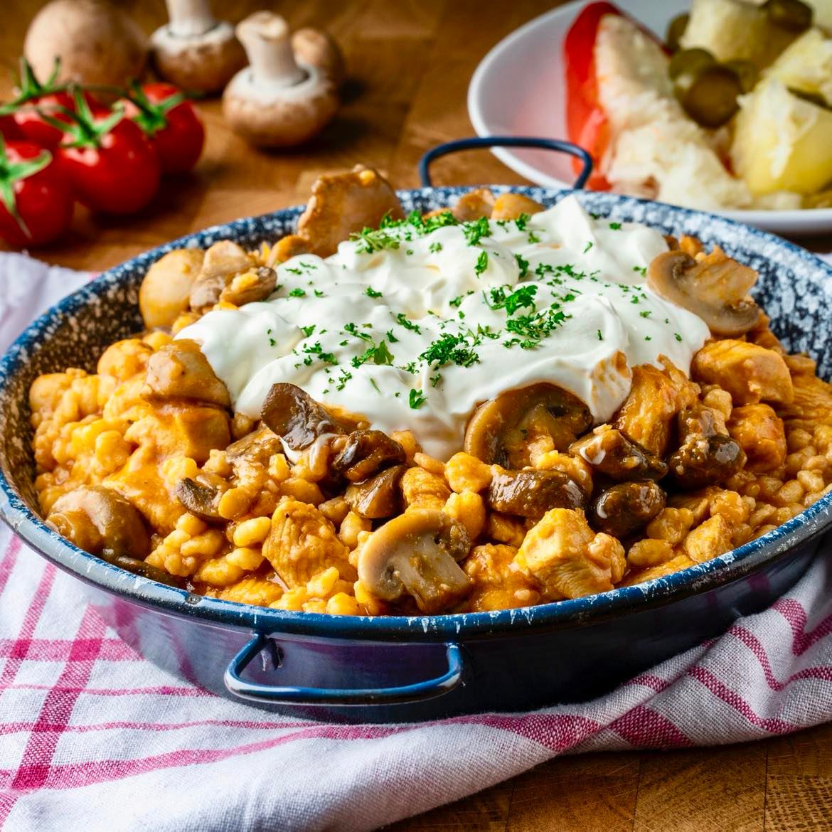 Csirkepörkölt pirított gombával és tarhonyával