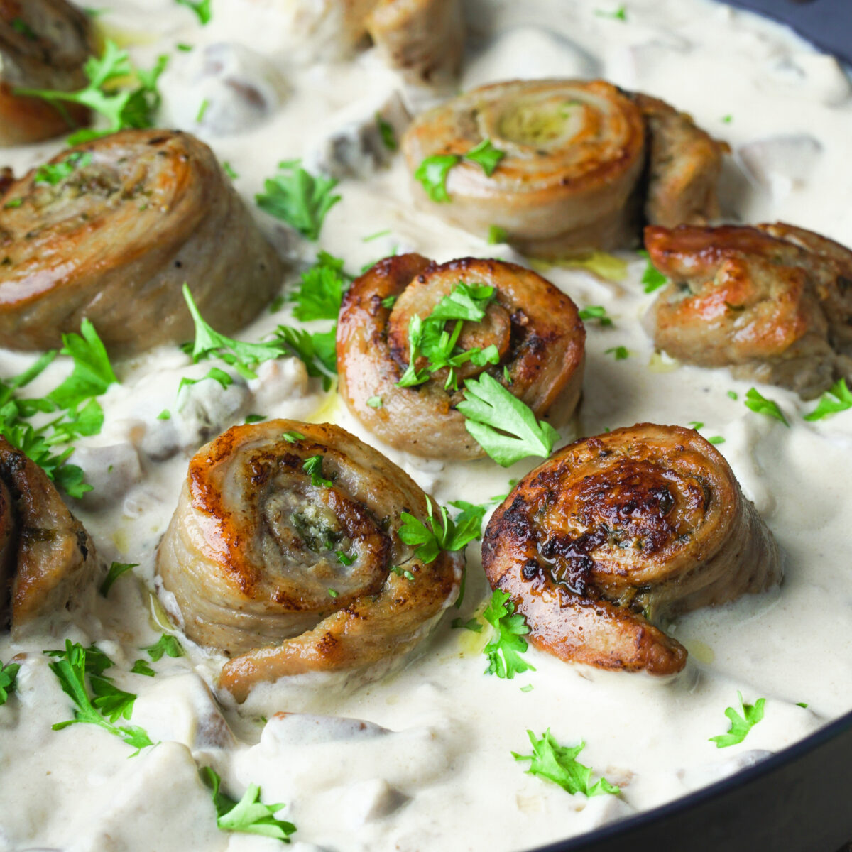 Sertésszűz tekercsek sajtos gomba szósszal