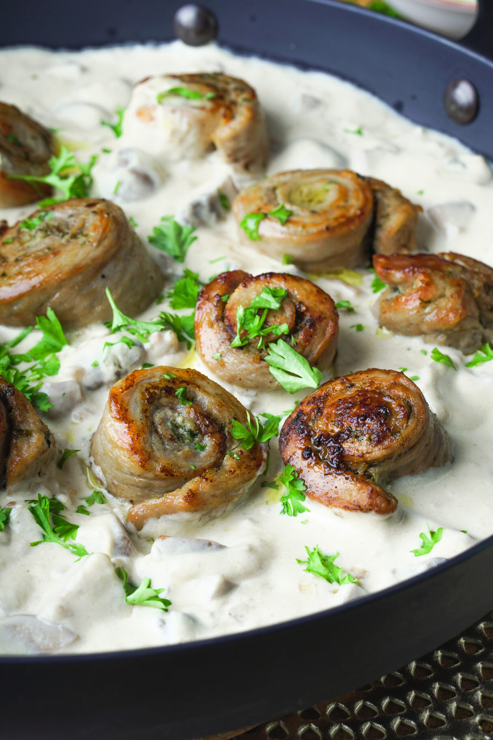 Sertésszűz tekercsek sajtos gomba szósszal